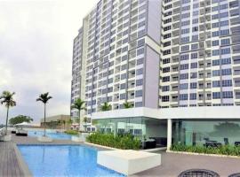 Near Ferry Terminal - Lovely 2 Bedroom Condo - Harbourbay Residences - 0608, hotel en Tanjunguma