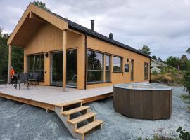 Nyoppført hytte med badestamp, hotel v destinaci Levanger