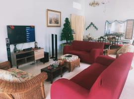 Pet-Friendly, Spacious Family Cottage, with Games Lounge & Near Beach, hotell sihtkohas Port Dickson