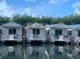 Aqua Lodges At Hurricane Hole Marina, hotel in Key West