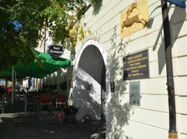 Akzent Hotel Goldner Hirsch، فندق في كامينز