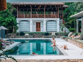 The Salty Pelican Yoga & Surf Retreat, hotel in Dickwella