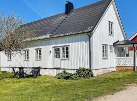 Luxury Holiday Home Near Alvaret, hotel in Färjestaden
