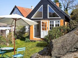 2 person holiday home in Svaneke-By Traum, hotel in Svaneke