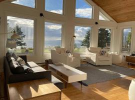 Private Waterfront Luxury with Hot Tub and Barrel Sauna, hotel v destinaci Sydney Forks