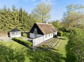 Hyggeligt sommerhus med privat have, hôtel à Brundbymark
