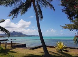A bungalow right on the water, hotell sihtkohas Mahébourg
