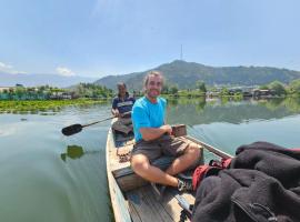 Pana 4 Boat House, ξενοδοχείο στο Σριναγκάρ
