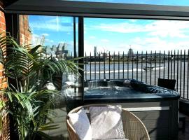 3 x Bedroom Riverside Flat with HOT TUB on Roof Terrace, ξενοδοχείο στο Λονδίνο