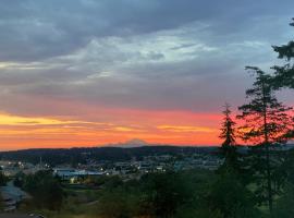 Cabin - Hot tub - Fire pit - View - Getaway!, hotel in Oak Harbor