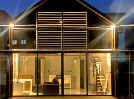 Luxury Home with Garden Oasis，位于卡特勒博尔纳的酒店