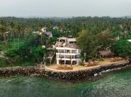 Blue Waves Surf House - Beach Hotel