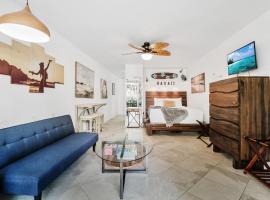 DOWNTOWN HAWAIIAN PARADISE CONDO with Hot Tub, Pool & Beach - Kona Islander Inn, hotel in Kailua-Kona