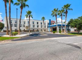 Hampton Inn & Suites Pensacola I-10 N at University Town Plaza، فندق في بينساكولا
