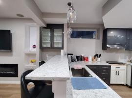 Private Entrance 2 Bed 1 Bath, ξενοδοχείο στο Γουίνιπεγκ