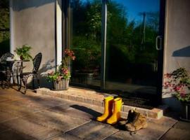 Peaceful, relaxing and warm 2-bedroom, sleeps 4, self-catering Galtee Mountain Lodge - for Mitchelstown, Cahir, Cashel and Cork, 1hr drive from 4 cities、ケアのホテル