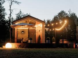 Vienis glamping - cozy and private forest house, hotel v destinaci Randamonys