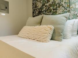 Centrally Located Memphis Tiny Home Queen Bed REAR, hotel v destinaci Memphis