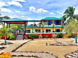 Seafront Caribbean Tropical Luxurious Home in Sarteneja, hôtel à Sarteneja