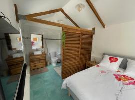 Bungalow "Doussin' Kreyol", au calme à 150m de la plage, hotel in Grande Anse