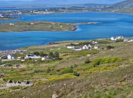 Achill Island Holiday home by the Sea - Idyllic views, Sleeps 6, Full kitchen, Fireplace and Wifi throughout, hotel v destinaci Achill Sound