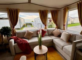 Holiday home in Durdle door with stunning Sea view, hotel v destinaci West Lulworth