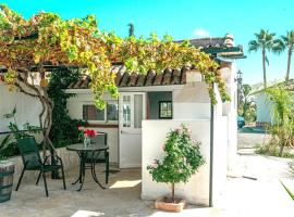 Tiny house 12m2 in holiday park with 55 m2 pool, hotel in Tolox