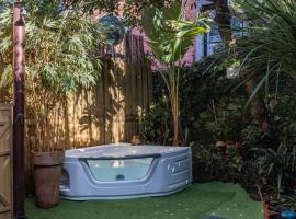 Unique Tiny Smart Home with Private Garden, Jacuzzi, PS5, Cinema Projector - Sintra WOW, hôtel à Sintra