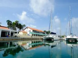 Marina Hotel at Shelter Bay, hotell i Colón