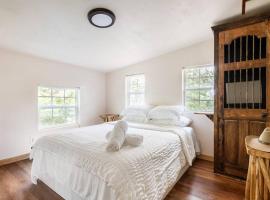 Cozy Coop Casita - Lake Travis-Hot Tub-Tiny House、オースティンのホテル