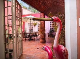 Casa Flamingos en el centro de Tlaquepaque, ξενοδοχείο σε Guadalajara