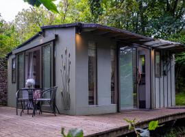 The Cwtch - Woodland cabin with country views!, hotel v destinaci Begelly