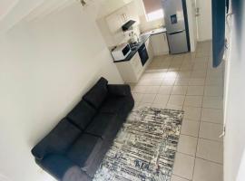 Luxury Suites at St Petes Duplex Townhouse, hotel in Newton Park