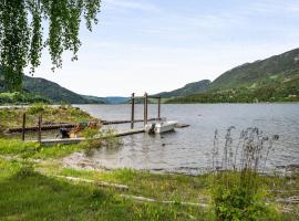 Hytte med fin natur, hotel in Mork