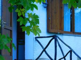 Graziosa Casetta Con Camino In Pietra e Giardino, Hotel in Abetone