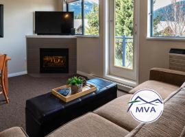 Alpenglow Lodge Fika One Bedroom by MVA, khách sạn ở Whistler