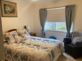 HOME STAY on HIGH Queen Bed -Private Home -Private Bathroom, hotel v destinaci Swan Hill