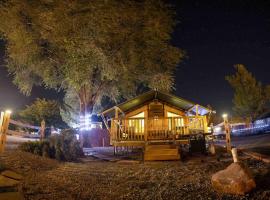 Desert Glamping Getaway Near Moab Arches, hôtel à Moab