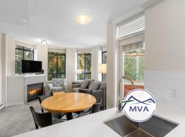 Alpenglow Lodge Two Bedroom Apartment with Private Hot Tub by MVA, khách sạn ở Whistler