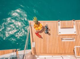 Luxury Sailing Cruises in Athens with Traditional Greek Cuisine and Drinks, Hotel in Athen