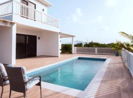 Family-ready Fully Equipped Grand Villa with Pool, готель у місті Long Bay Hills
