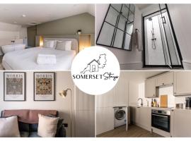 Tiny House, Stunning 1 Bed, Super King, Freestanding Bath, Parking, hotel in Somerton