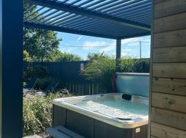 Roulotte du puits avec jacuzzi et sauna privatif, hotel v destinaci Havinnes