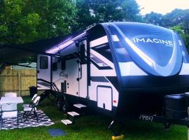 AU PARTY ON The PLAINS RV Private Campsite, hotel v destinaci Auburn