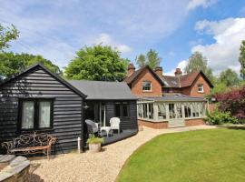 Railway Junction Cottage & The Cabin by NewFo rest, hotel in Brockenhurst
