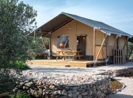 Adriatic Heritage Glamping No2 with Jacuzzi, Hotel in Donje Selo na Šolti