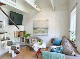 The Blomsholm Cabin - Recharge Your Electric Car, hotel v destinaci Strömstad