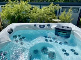 2 Bedroom Tiny Home Retreat with Hot Tub!, hotel in Rotorua