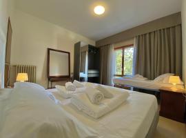 Appartamento con piscina termale, hotel em Abano Terme
