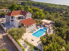 6 Bedroom Gorgeous Home In Milna, hôtel à Milna